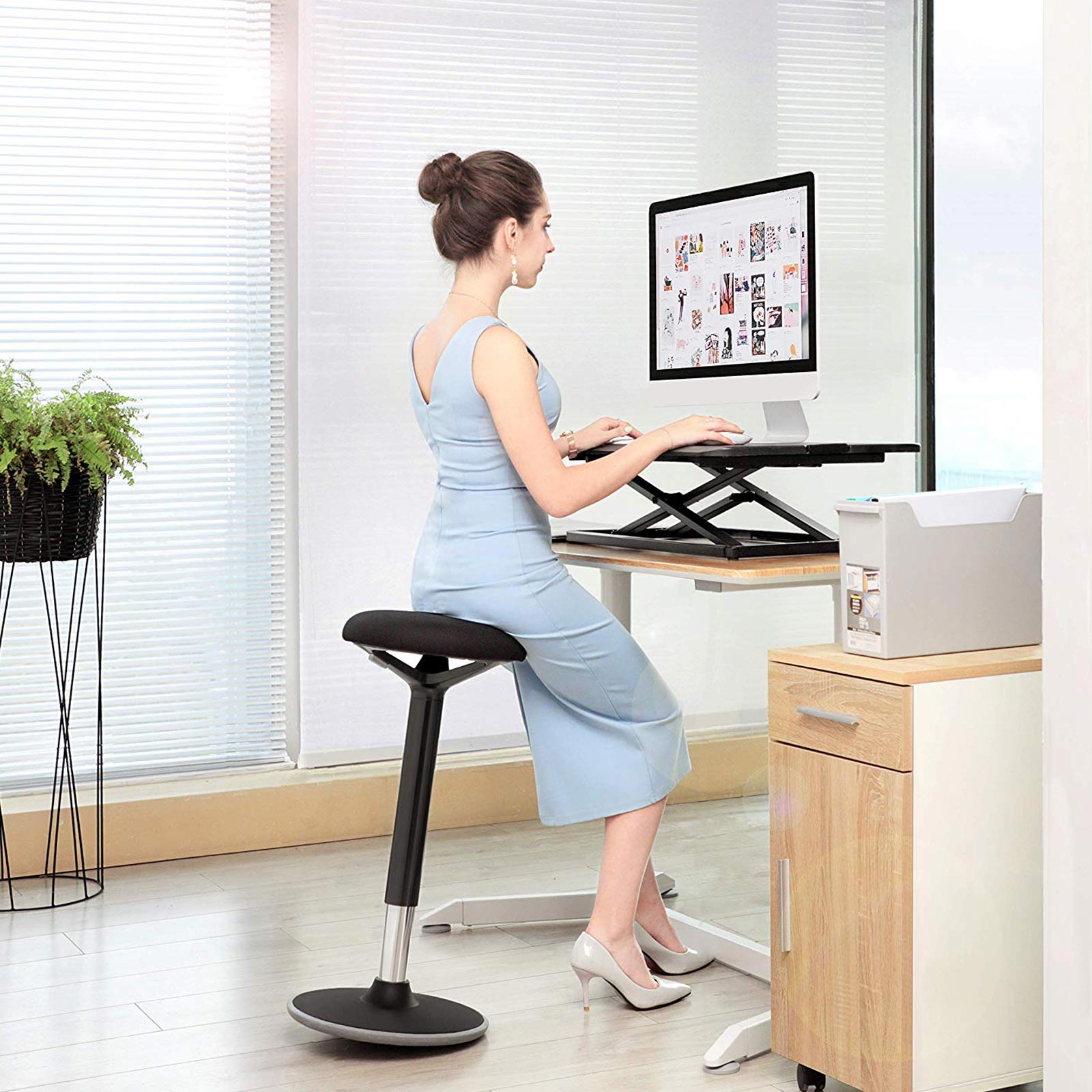 SONGMICS Standing Desk Chair Standing Stool Ergonomic Wobble Stool Swivel Balance Chair